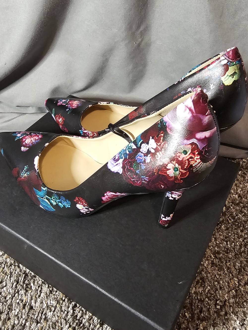 Guess Black Floral Pointed-Toe Heels with Multicolor Blooms - Picture 4 of 8